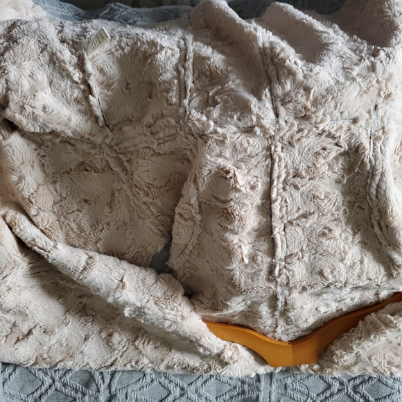 Faux Shearling Vest - Picture 3 of 4